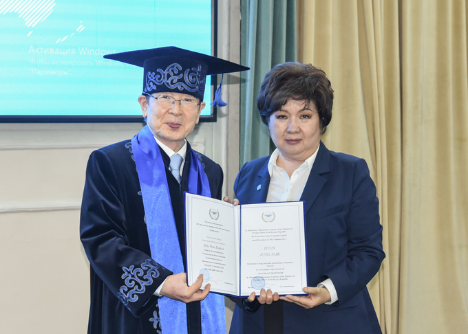  현정택 정석인하학원 이사장(왼쪽)이 키르기스스탄 외교아카데미 명예교수로 추대됐다 ( 사진 = 인하대 제공 )