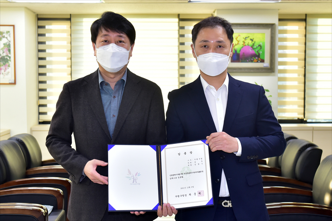 차준택 구청장이 김철수 신임 볼링팀 감독(오른쪽)에게 임용장을 전달하고 있다. ( 사진 = 부평구 제공 )