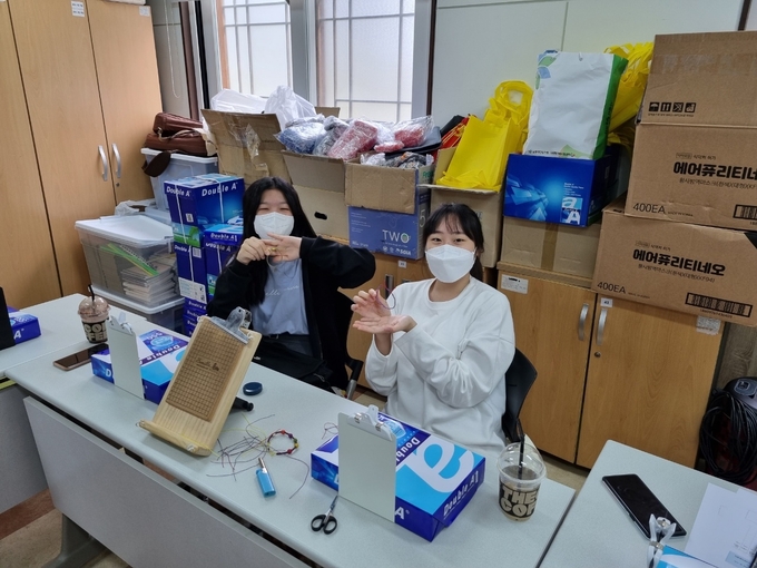 다문화가정 자녀와 멘토가 프로그램을 진행하면서 함께 포즈를 취하고 있다. ( 사진 = 남동구 제공 )