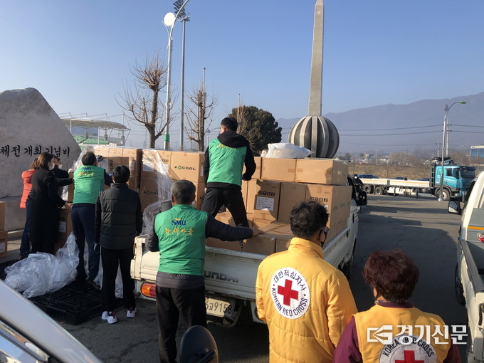 기탁된 마스크를 각 봉사단체에 나누어 주기 위해 트럭을 이용해서 옮기고 있다. (사진=포천시 제공)