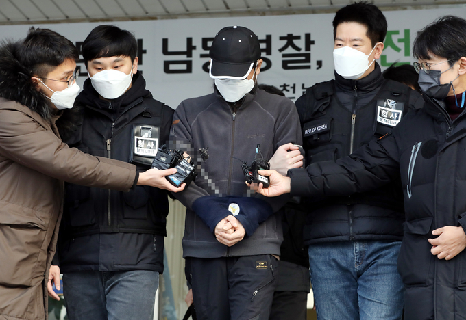 층간소음으로 갈등을 빚은 이웃 일가족 3명을 흉기로 다치게 한 혐의를 받는 40대 A씨가 지난달 24일 오전 인천시 남동구 남동경찰서에서 나와 검찰로 송치되고 있다. (사진=연합뉴스 제공)