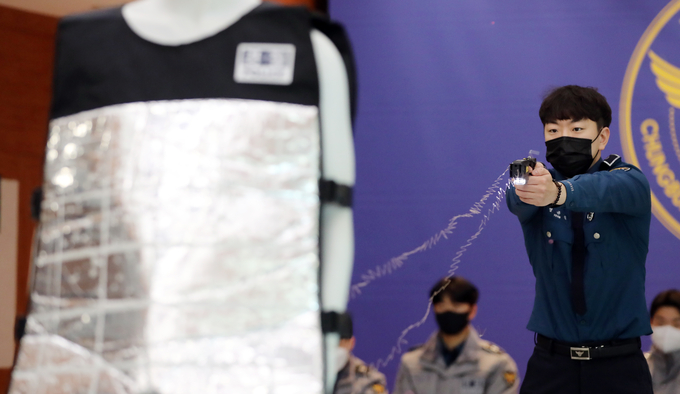 지난 7일 오전 충북경찰청에서 신임 경찰관이 테이저건 실사 훈련을 하고 있다. (사진=연합뉴스 제공)