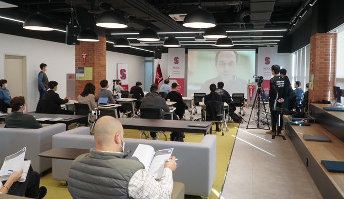 순화경제 심포지엄 참석자들이 온라인을 통해 진행 중인 발표 내용을 주의깊게 듣고 있다. ( 사진 = 인천경제청 제공 ) 