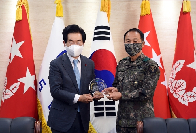 안병용 의정부시장(사진 왼쪽)이 김현종 육군 5군단장(오른쪽)에게 감사패를 전달하고 있다. (사진=의정부시 제공)