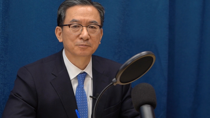 정성호 의원이 경기신문 본사에서 '김대훈의 뉴스토크'에 출연해 인터뷰를 하고 있다. (사진 =오재우 기자)