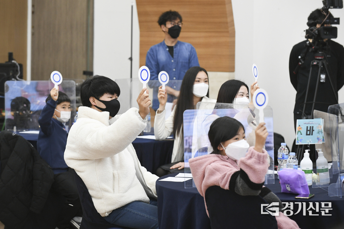 "포천시장의 이름은 송상국이다."는 질문에 O를 든 가족. 이 가족은 이 문제에서 탈락했다. (사진=포천시 제공)