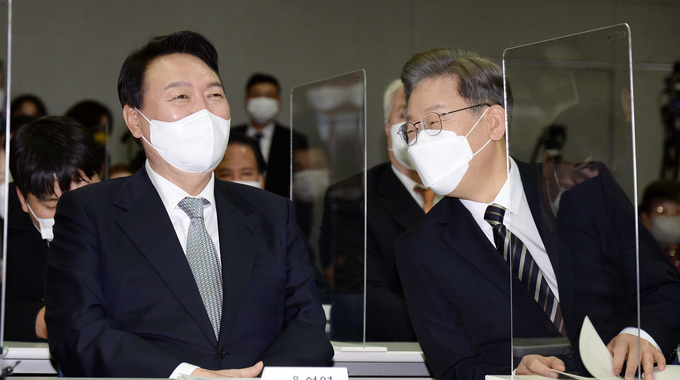 더불어민주당 이재명 대선 후보(오른쪽)와 국민의힘 윤석열 대선 후보가 9일 서울 마포구 연세대 김대중도서관에서 열린 '김대중 대통령 노벨평화상 수상 21주년 기념식 및 학술회의'에 참석해 대화하고 있다. (사진=국회사진기자단/연합뉴스 제공)