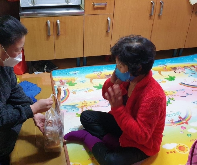 연천군 청산면 소재의 안젤리나 빵집 한탄강점에서는 2020년 6월부터 현재까지 매주 청산면 저소득가구에 10만 원 상당의 빵을 꾸준히 지원하고 있다. (사진=연천군 제공)