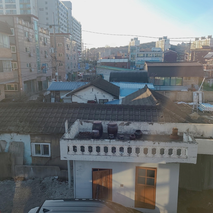 오산시 도심권에 위치한 옛 궐동 주택들이 위태로울 정도로 낡아 있다. (사진=지명신 기자)