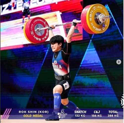신록이 9일(현지시간) 우즈베키스탄 타슈켄트에서 열린 2021 세계역도선수권 남자 61㎏급 경기에서 바벨을 들고 있다. 이날 신록은 인상 132㎏, 용상 156㎏, 합계 288㎏을 들어 3개 부문 모두 1위에 올랐다. (사진=국제역도연맹 인스타그램 캡처)