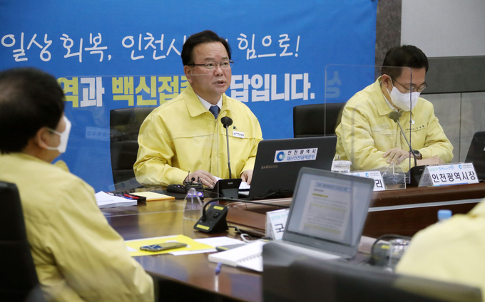  김부겸 국무총리(왼쪽 두번째)가 10일 오전 인천시 남동구 인천시청에서 열린 코로나19 대응 중앙재난안전대책본부 회의를 주재하고 있다. (사진=연합뉴스)