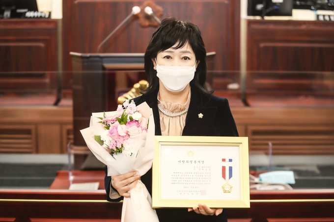 화성시의회 차순임 의원이 전국시군자치구의회의장협의회에서 수여하는 지방의정봉사상을 수상했다. (사진=화성시의회 제공)