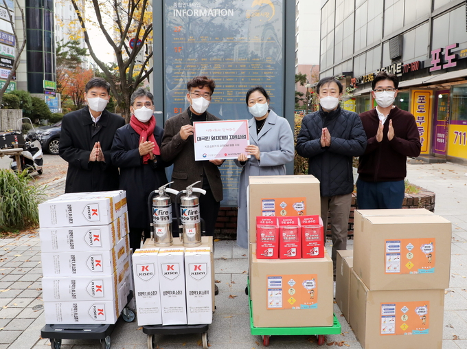 지난달 송현규 한난 안전기술본부장이 참석한 가운데 화재대비 물품 전달식이 진행되고 있다. (사진=한국지역난방공사 제공)