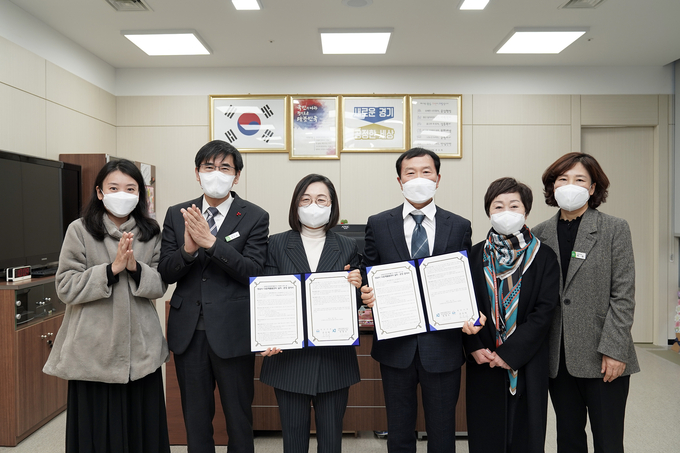 은수미 시장(가운데 왼쪽)과 정영수 회장이 다함께 돌봄센터 설치와 관련 협약을 체결한 뒤 기념촬영을 하고 있다. (사진=성남시 제공)