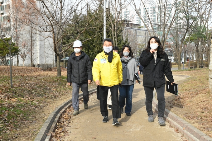 안승남 구리시장은 지난 9일 장자호수공원과 한강시민공원을 직접 찾아 민원 해결 진행 상황을 꼼꼼하게 점검했다. (사진=구리시 제공)