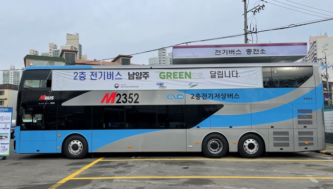 남양주시는 10일부터 호평동~잠실(M2323), 평내동~잠실(M2352) 2개 노선에 각각 2대씩 2층 전기버스 운행을 시작한다.(사진=남양주시 제공)