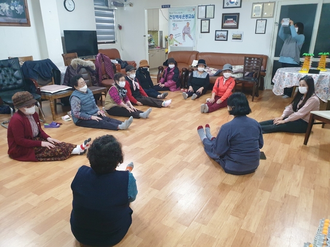 계산4동의 실버라이프교육에 참여한 어르신들이 강사의 지도에 맞춰 몸동작을 하고 있다. ( 사진 = 계양구 제공 )