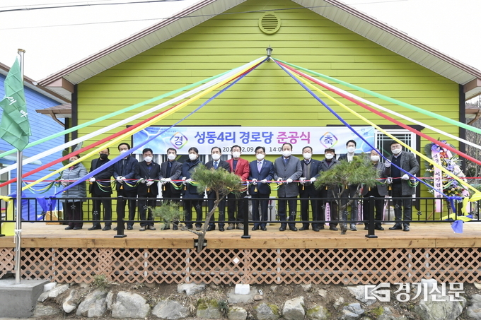 성동4리 경로당 준공식 참석자들이 테이프 절단식을 하고 있다. (사진=포천시 제공)
