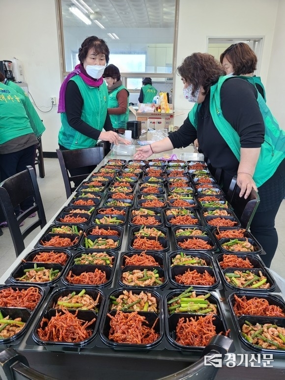 가산면 새마을부녀회(회장 김성예) 회원들이 만들어진 밑반찬을 용기에 담고 있다. (사진=포천시 제공)