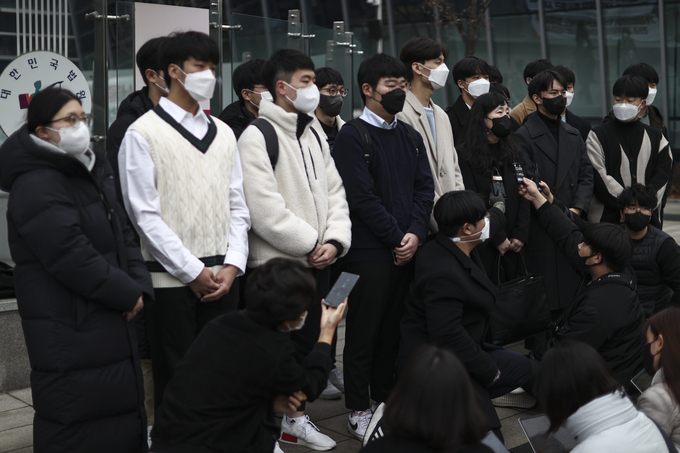 수능 생명과학Ⅱ 응시자 92명이 한국교육과정평가원을 상대로 제기한 정답 결정 처분 취소 소송의 첫 변론 기일이 열린 10일 오후 서초구 서울행정법원 앞에서 재판을 마친 수험생과 소송대리인이 기자회견을 하고 있다. (사진=연합뉴스)