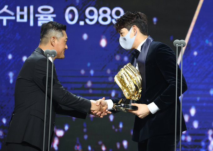  10일 강남구 코엑스에서 열린 2021 프로야구 골든글러브 시상식. 외야수 부문 수상을 한 키움 이정후(오른쪽)가 아버지인 이종범 LG 코치에게 트로피를 받고 있다. (사진=연합뉴스)