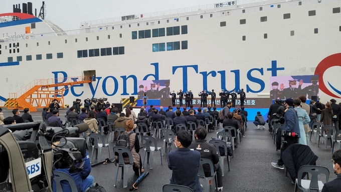 10일 오전 열린 비욘드 트러스트호 취항식에서 고경남 선장과 승무원들이 선서문을 낭독하며 안전운항을 다짐하고 있다. ( 사진 = 박영재 기자 )