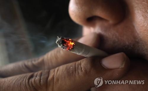 담배 피우는 남성 (사진=EPA/연합뉴스)
