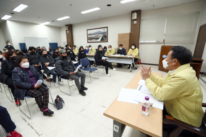 장정민 군수가 군의 복구 및 지원대책을 상인들에게 설명하고 있다. ( 사진 = 옹진군 제공 )