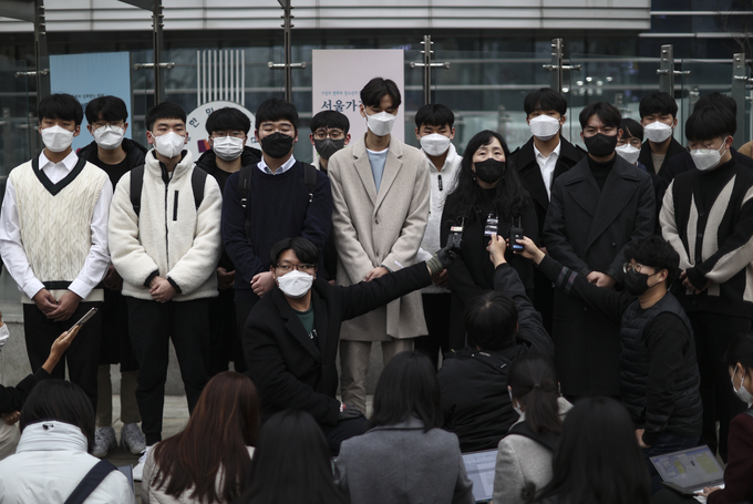수능 생명과학Ⅱ 응시자 92명이 한국교육과정평가원을 상대로 제기한 정답 결정 처분 취소 소송의 첫 변론 기일이 열린 10일 오후 서초구 서울행정법원 앞에서 재판을 마친 수험생과 소송대리인이 기자회견을 하고 있다. (사진=연합뉴스)