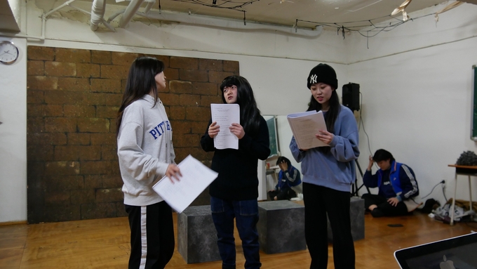 숭의 그라운동장 출연 배우들이 대본연습을 하고 있다. ( 사진 = 미추홀구 제공 )