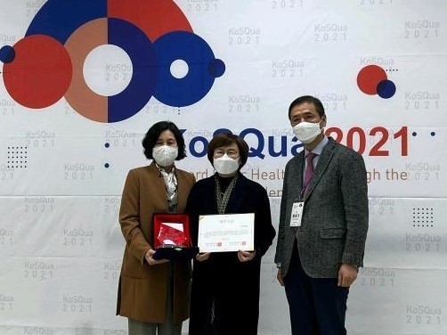 박지숙 간호사(가운데). ( 사진 = 인하대병원 제공 )