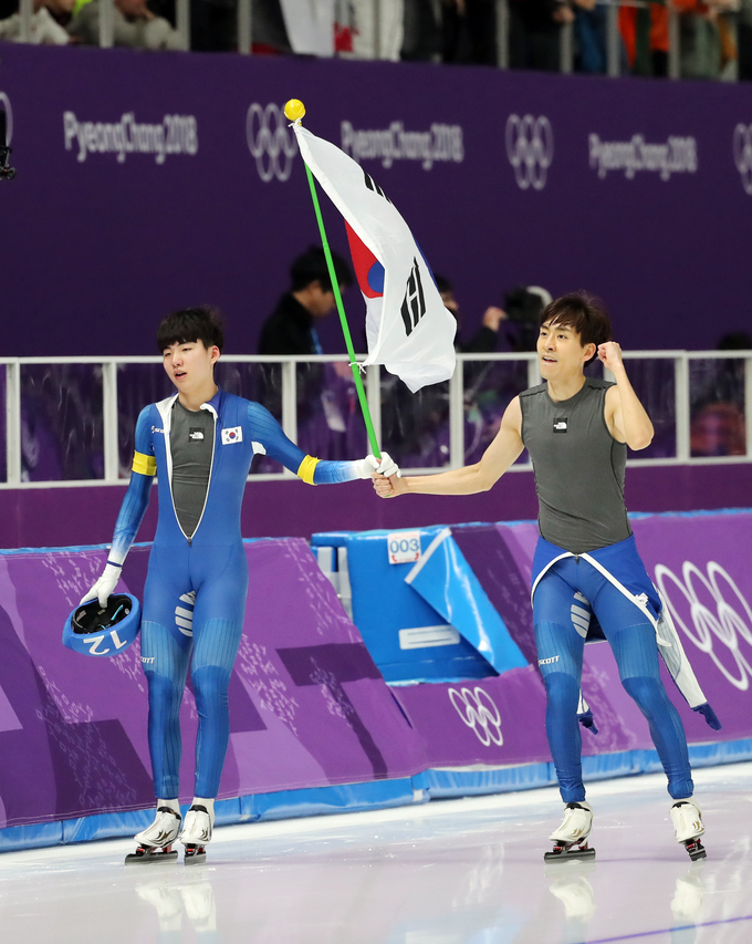 이승훈(오른쪽)과 정재원이 지난 2018년 2월 24일 강원도 강릉 스피드스케이팅 경기장에서 열린 2018 평창동계올림픽 스피드스케이팅 남자 매스스타트를 마치고 트랙을 돌고 있다. 당시 이승훈은 정재원의 도움을 받아 금메달을 차지했다. (사진=연합뉴스 자료사진)
