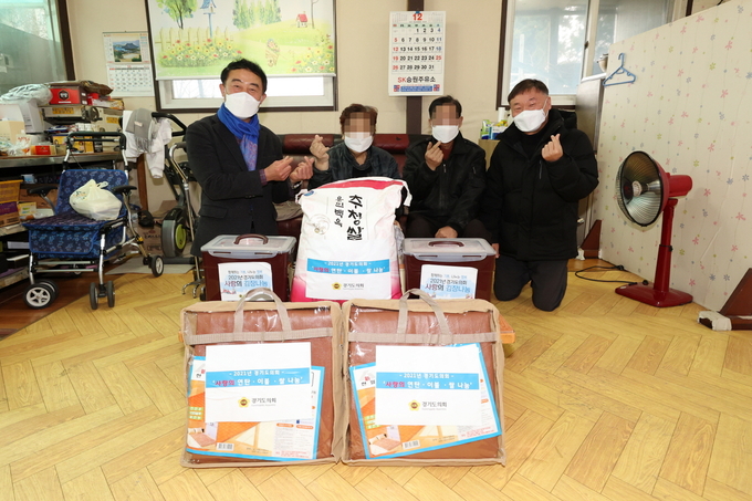 경기도의회 진용복 부의장(맨 좌측)과 경기도의회 남종섭 교육행정위원장(맨 우측)이 10일 용인 소재 저소득층 2개 가구를 찾아 ‘경기도의회 사랑의 연탄 나눔’에 동참했다. (사진=경기도의회 제공)
