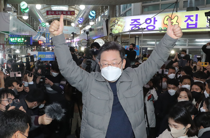 고향인 안동을 방문한 더불어민주당 이재명 대선 후보가 11일 경북 안동시 안동 중앙신시장을 찾아 즉석연설을 하기에 앞서 두손을 들어 인사하고 있다 (사진=연합뉴스)