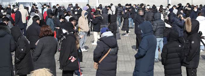 쌀쌀해진 날씨, 두꺼워진 옷차림의 검사행렬 (사진=연합뉴스/자료사진)