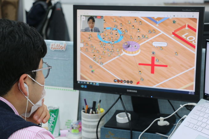 행복퀴즈대회에 참여한 한 직원이 진지한 표정으로 문제를 풀고 있다. ( 사진 = SK인천석유화학 제공 )