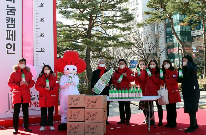 정규성 인천탁주 대표(왼쪽 4번째), 조상범 인천공동모금회장(5번째)이 직원들과 함께 기념촬영을 하고 있다. ( 사진 = 인천공동모금회 제공 )