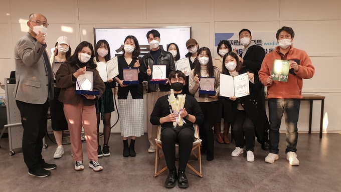 청년 초기 창업 크라우드펀딩 결과 공유회를 마친 뒤 참석자들이 기념촬영을 하고 있다. (사진=성남시청소년재단 제공)