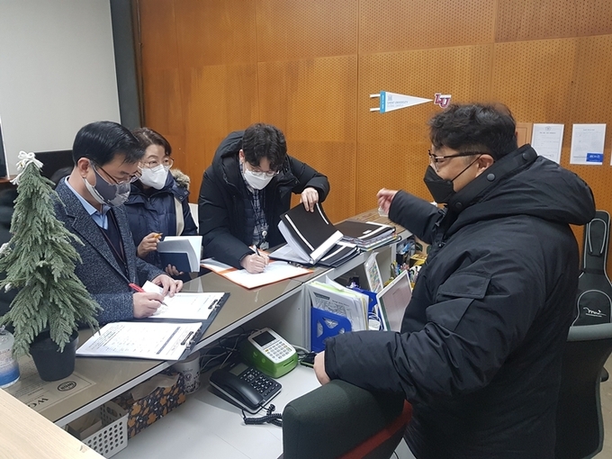 파주시와 파주교육지원청이 합동으로 미인가 교육기관에 대한 방역점검을 하고 있다. (사진=파주시 제공)