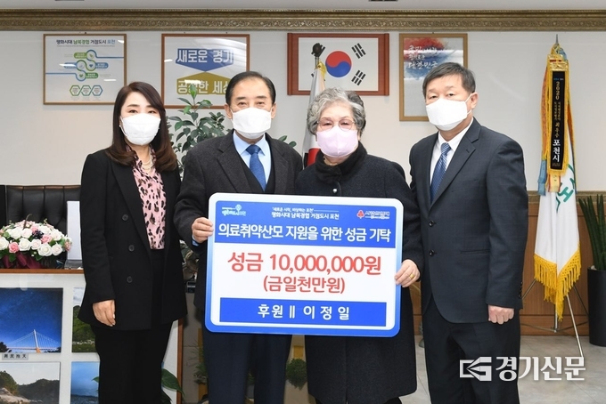 박윤국 포천시장(사진 왼쪽 두번째)이 신읍동에 거주하는 이정일 씨로부터 의료 취약 산모를 위한 성금을 기탁받고 있다. (사진=포천시 제공)