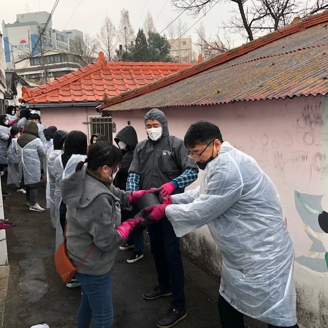 파주시청소년재단과 학교밖 청소년들이 연탄 봉사를 하고 있다. (사진=파주시 제공)