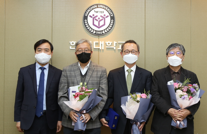 (왼쪽부터)강성영 총장, 강남훈 교수, 유영석 교수, 최두석 교수가 기념사진을 찍고 있다.(사진=한신대학교 제공)