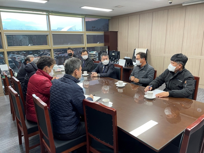 홍인성 구청장이 공사현장 소음 관련 주민간담회에서 관계자들로부터 의견을 청취하고 있다. ( 사진 = 중구 제공 )