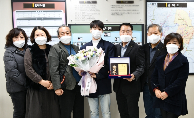 남양주시는 지난 10일 K팝 아티스트 세븐틴의 멤버 호시(본명 권순영)에게 기부문화 활성화에 기여한 공로로 감사패를 전달했다.(사진=남양주시 제공)