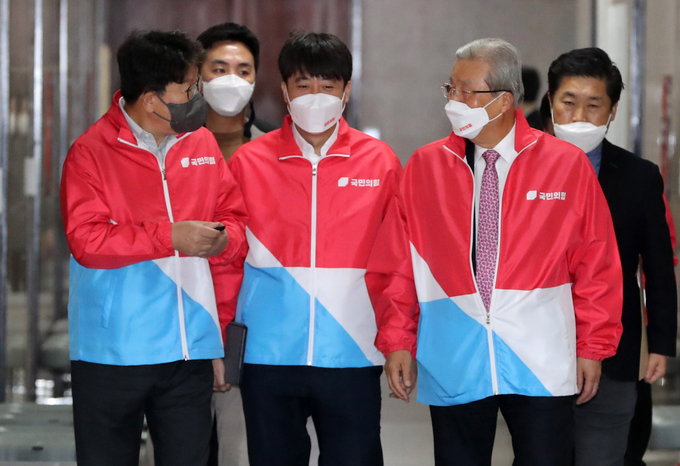 국민의힘 김종인 총괄선대위원장(오른쪽)이 13일 오전 국회에서 열린 중앙선거대책위원회의에 참석하며 이준석 대표(가운데), 권성동 사무총장과 대화하고 있다. (사진=국회사진기자단/연합뉴스)