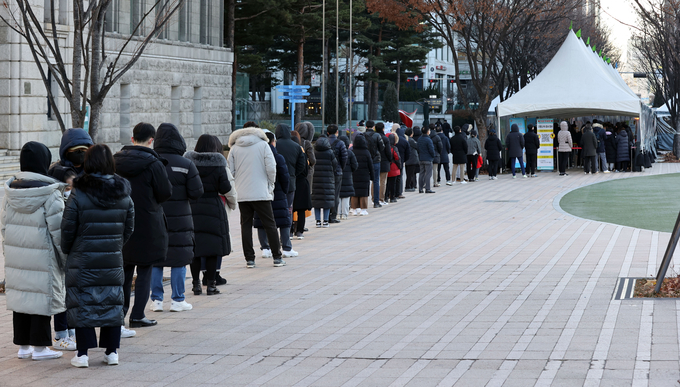  13일 오전 서울광장 신종 코로나바이러스 감염증(코로나19) 임시 선별검사소에서 검사를 받으려는 시민들이 줄을 서고 있다. (사진=연합뉴스)