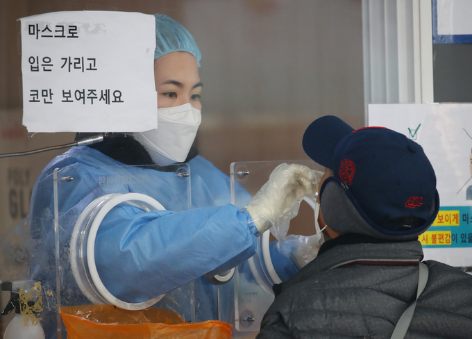 코로나19 검사 모습 (사진=연합뉴스 제공/자료사진)