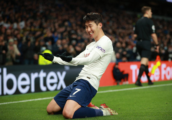 5일(현지시간) 영국 런던의 토트넘 홋스퍼 스타디움에서 열린 잉글랜드 프로축구 프리미어리그(EPL) 토트넘 홋스퍼 대 노리치시티의 경기에서 토트넘의 손흥민이 팀의 세 번째 골이자 자신의 리그 6호(시즌 7호) 골을 넣은 뒤 세리머니를 펼치고 있다. 그는 이날 1골 1도움을 기록, 토트넘의 3-0 대승을 이끌었다. 이로써 그는 이번 시즌 전체 7골 3도움으로 공격 포인트 10개를 채웠다. (사진=런던 로이터/연합뉴스)
