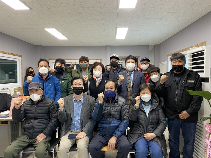 화성미래발전포럼이 13일 화성지역 포도재배농가들과 간담회를 열고 포도농업 발전을 비롯한 의견들을 공유하는 시간을 가졌다. (사진=화성미래발전포럼 제공)