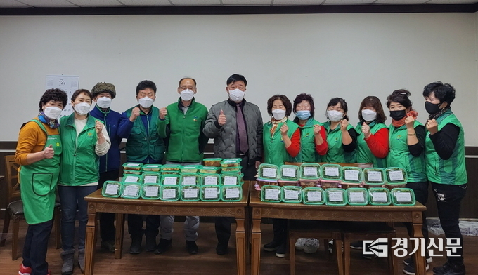 포천시 소흘읍 새마을회(부녀회장 김근자, 협의회장 이진형)는 ‘사랑의 쌀과 반찬 나누기’ 행사를 진행했다. (사진=포천시 제공)